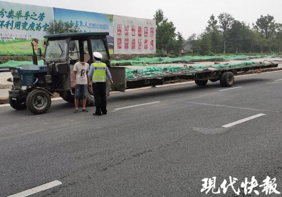 變形金剛？拖拉機(jī)私改 變身超長(zhǎng)版拖車(chē)