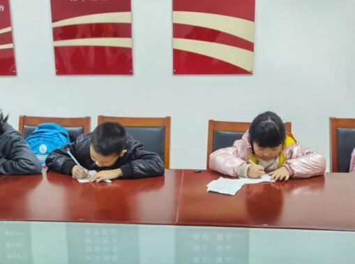 文化惠民丨荊劉村開展青少年“浸潤(rùn)書香  暢游書?！被顒?dòng)