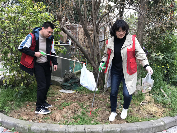 潤康苑社區(qū)黨總支:黨群攜手“益家人”清掃垃圾煥新顏