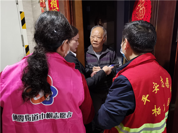 攝山村：學(xué)黨史、辦實(shí)事 小區(qū)反電詐宣傳不停歇