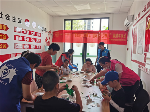 攝山村:聽(tīng)紅色故事 做香包 品味不一樣的端午