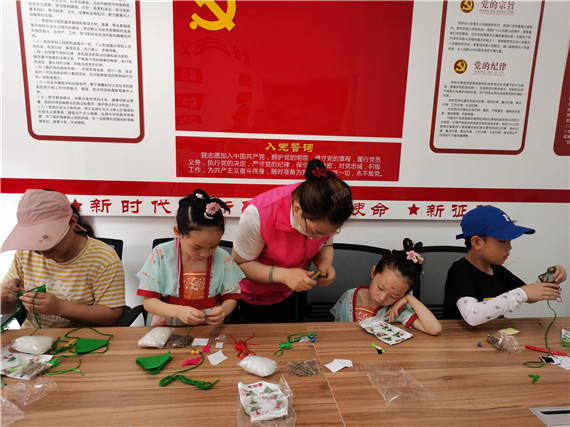 攝山村:聽(tīng)紅色故事 做香包 品味不一樣的端午