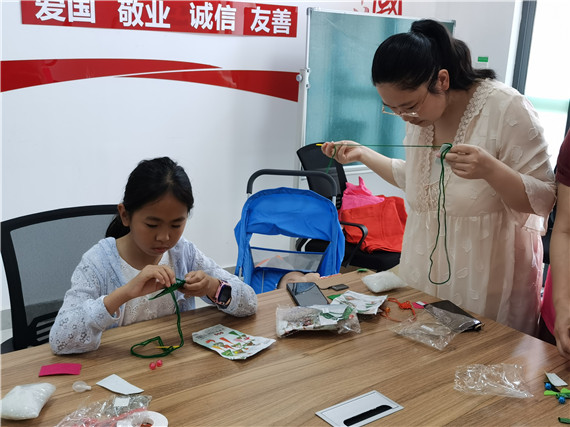攝山村:聽(tīng)紅色故事 做香包 品味不一樣的端午