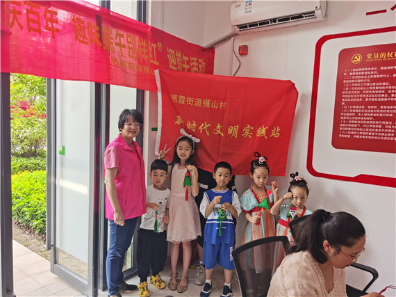 攝山村:聽(tīng)紅色故事 做香包 品味不一樣的端午