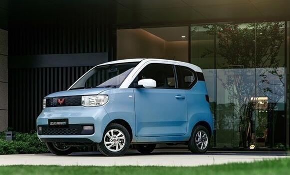 三輛五菱宏光MINI EV路口撞到一塊！網(wǎng)友：真賣爆 出鏡率滿大街